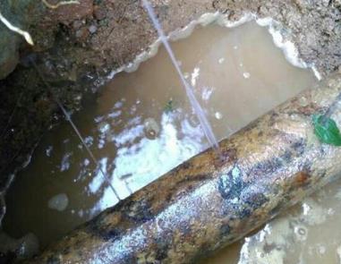 凤翔楼顶渗水维修公司分享下地暖漏水的原因及检测方法。